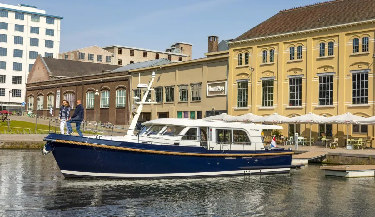 Linssen Yachts Grand Sturdy 500 Sedan Variodeck: Boat moored at the quay