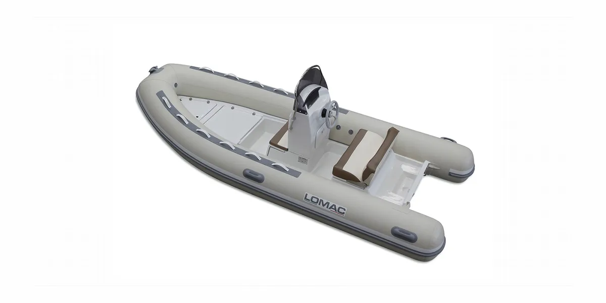Lomac Euforia 460: Gummiboot mit Steuerkonsole, Studioaufnahme