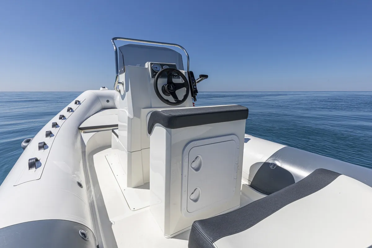 Lomac Euforia 580: Helmsman’s station with steering wheel on a boat