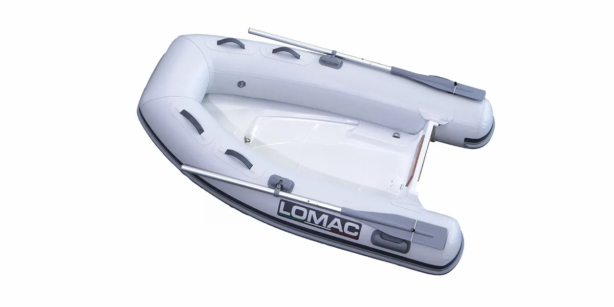 Lomac Tender 225: Gummiboot mit Paddel auf weißem Hintergrund