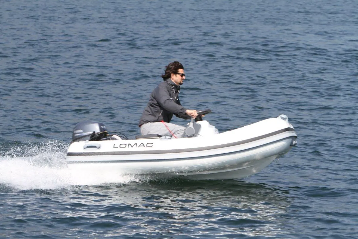 Lomac Tender 270 LX: Eine Fahrt mit dem Schlauchboot auf dem Meer