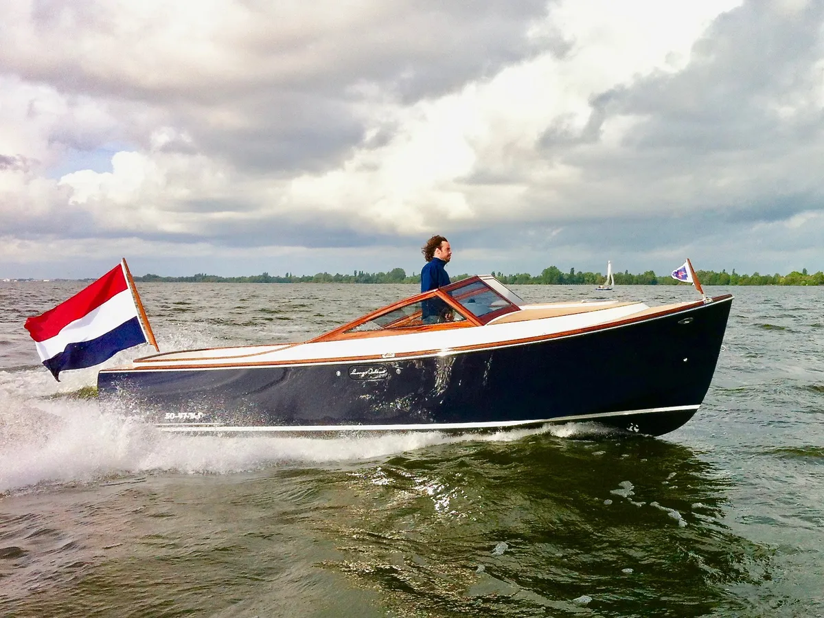 Long Island Yachts 25 Runabout: Boat cruising with flag