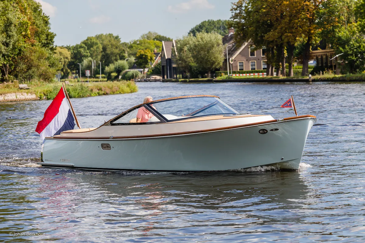 Long Island Yachts 29 Runabout: Side view cruising on river