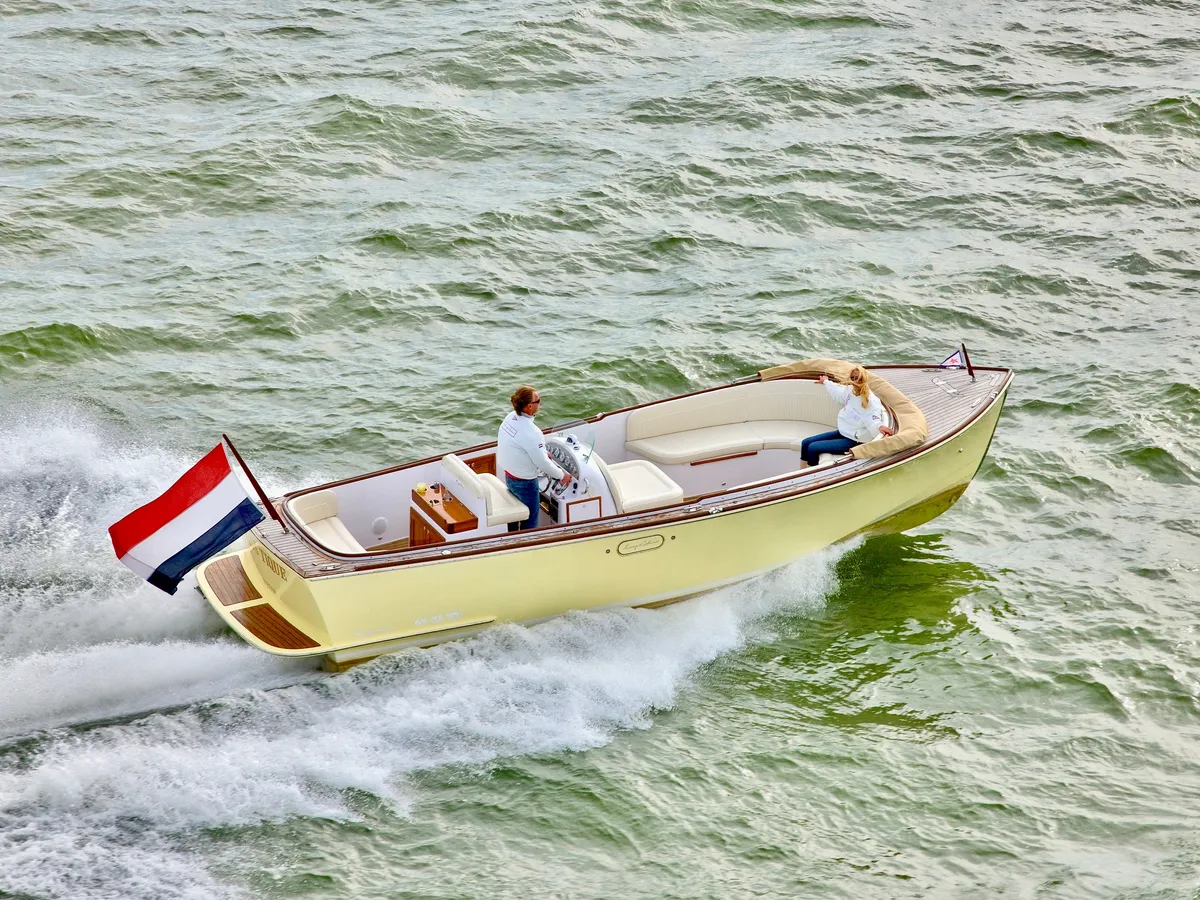Long Island Yachts 29 Sportsman: Boat cruising with flag