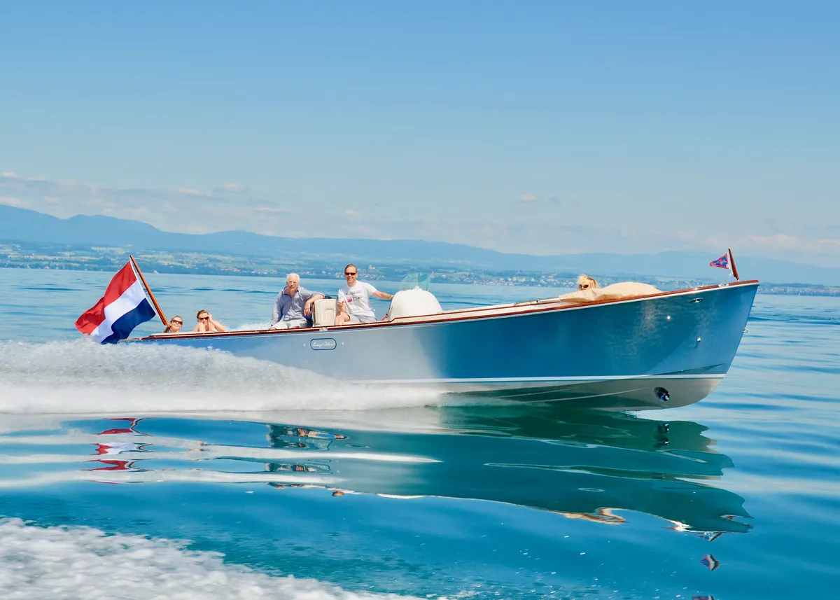 Long Island Yachts 33 Sportsman: Boat cruising on a lake