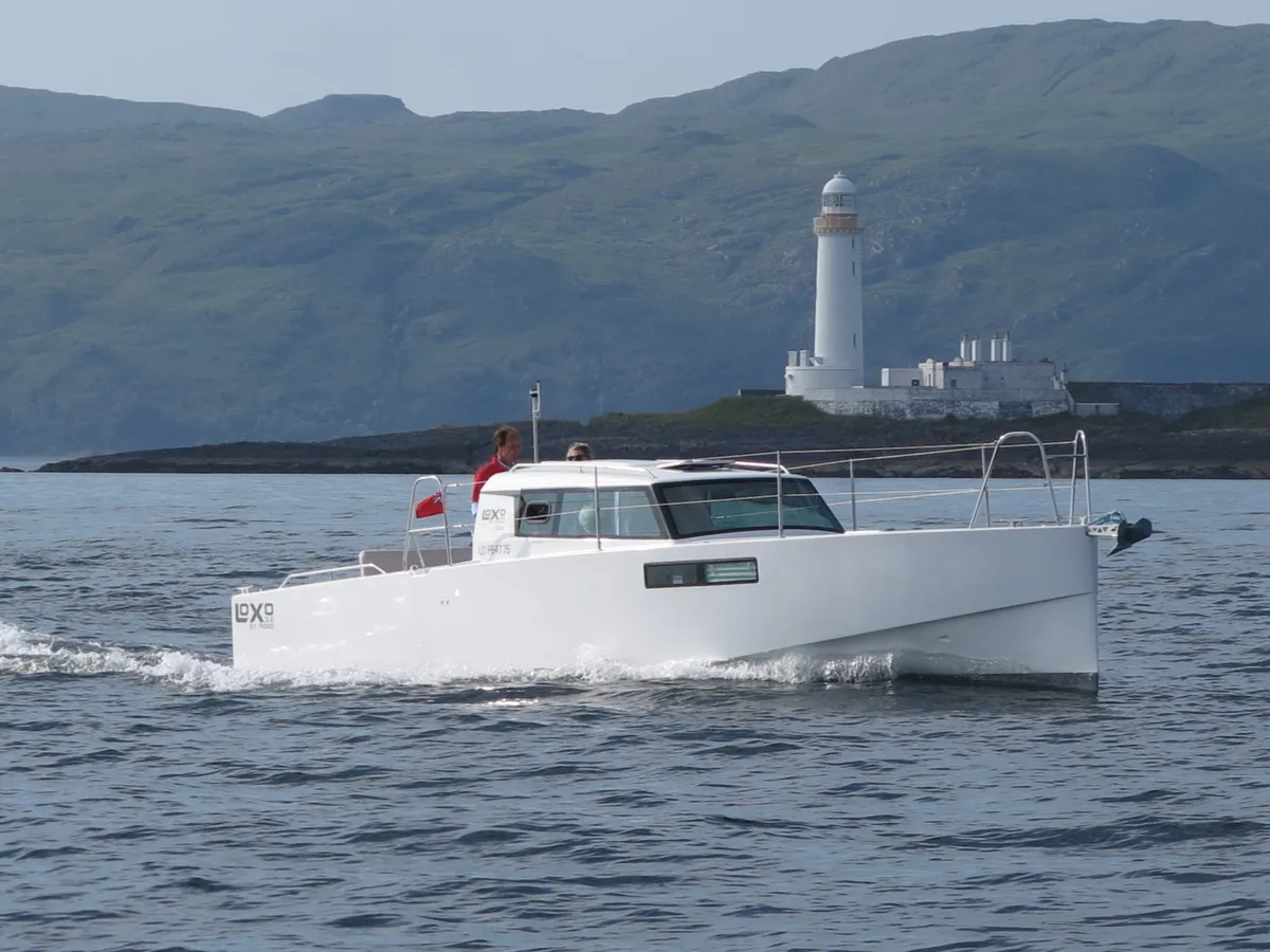 Loxo 32: Ein weißes Boot, das auf dem Meer fährt
