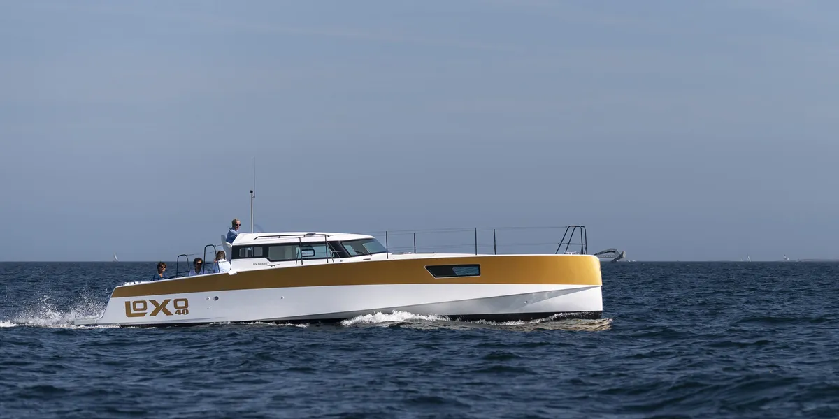 Loxo 40: A yellow and white boat cruising at sea