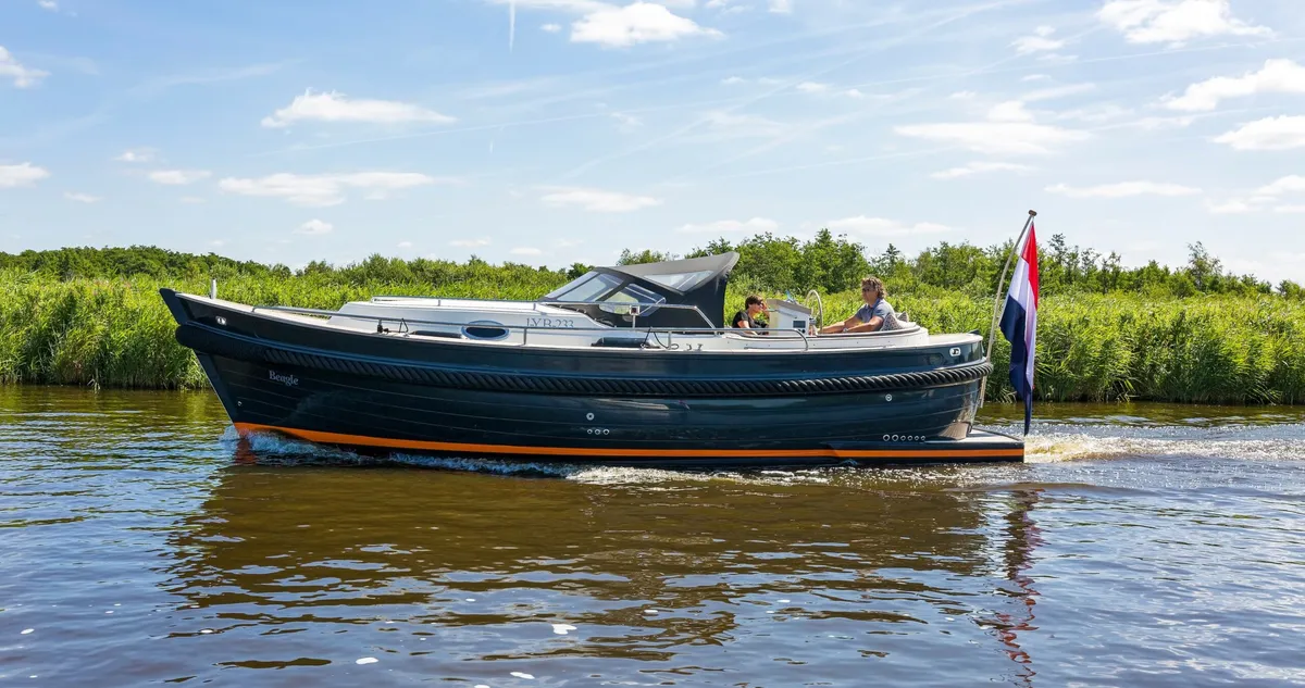 Makma Caribbean 31 MK3: Boat cruising on a river
