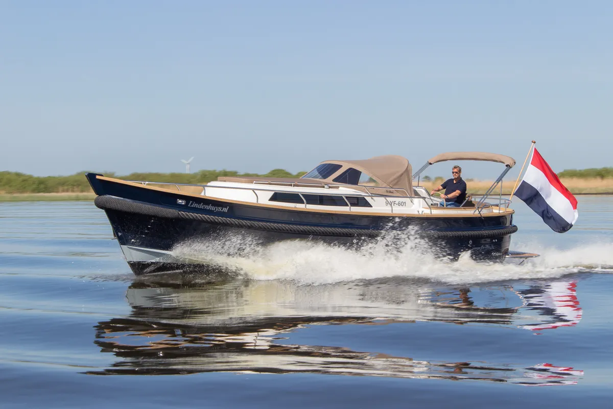 Makma Caribbean 36 MK2: Ein unter niederländischer Flagge fahrendes Boot