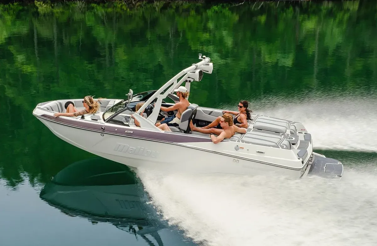 Malibu 20 VTX: Seitenansicht während der Fahrt
