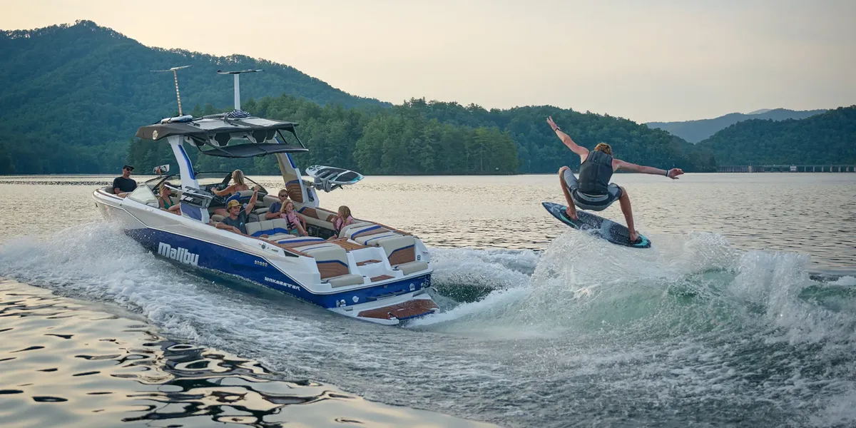 Malibu 26 LSV: Fahrt mit einem Wakeboarder