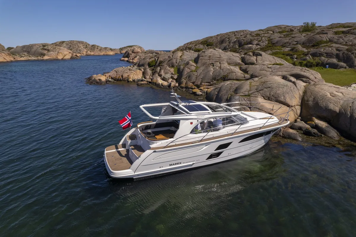Marex 360 Cabriolet Cruiser: Boat moored by rocks