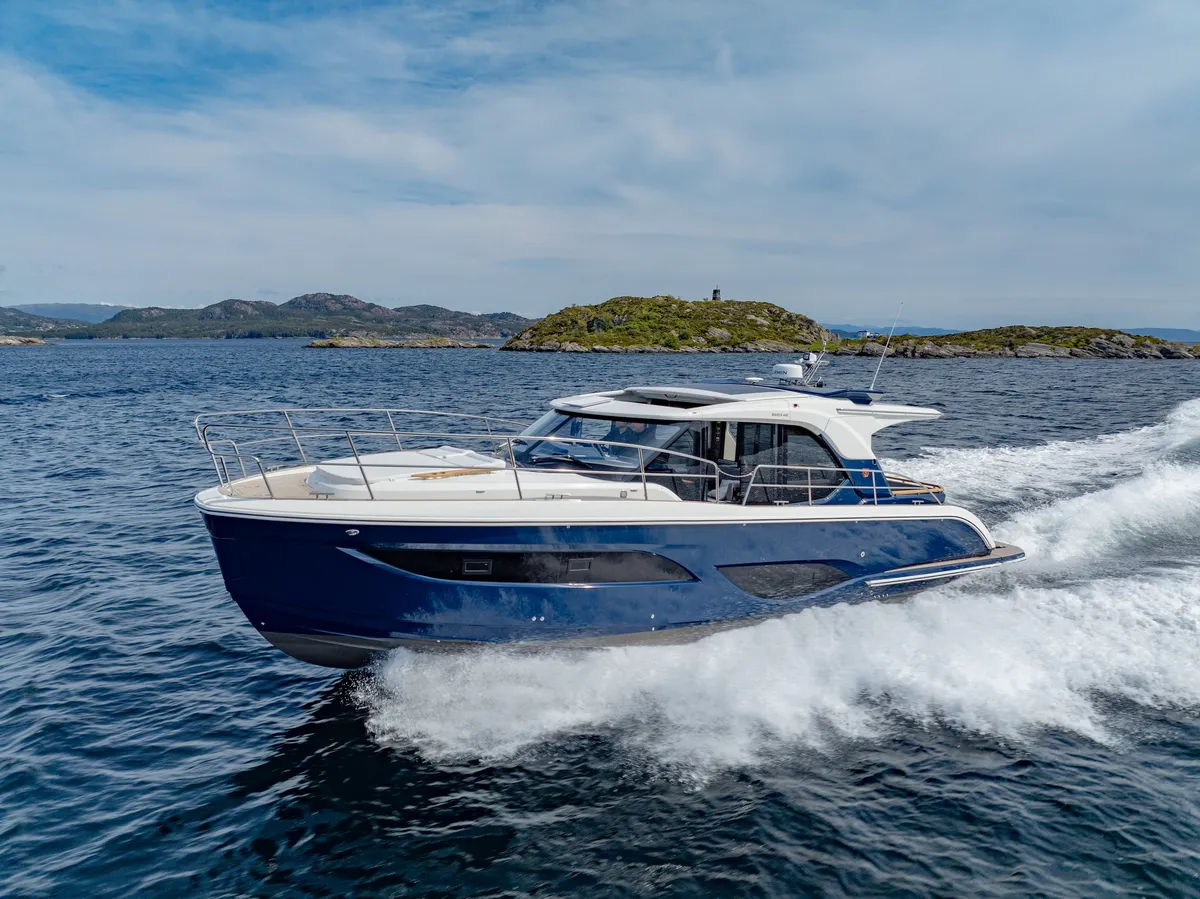 Marex 440 Scandinavia: Boat cruising at sea