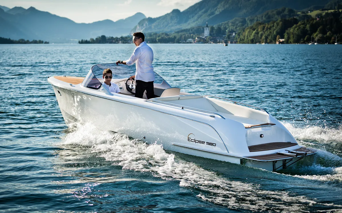 Marian Eclipse 580: Speedboat cruising on a lake