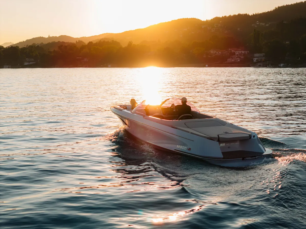 Marian M 800-R: A sports boat sailing against the light