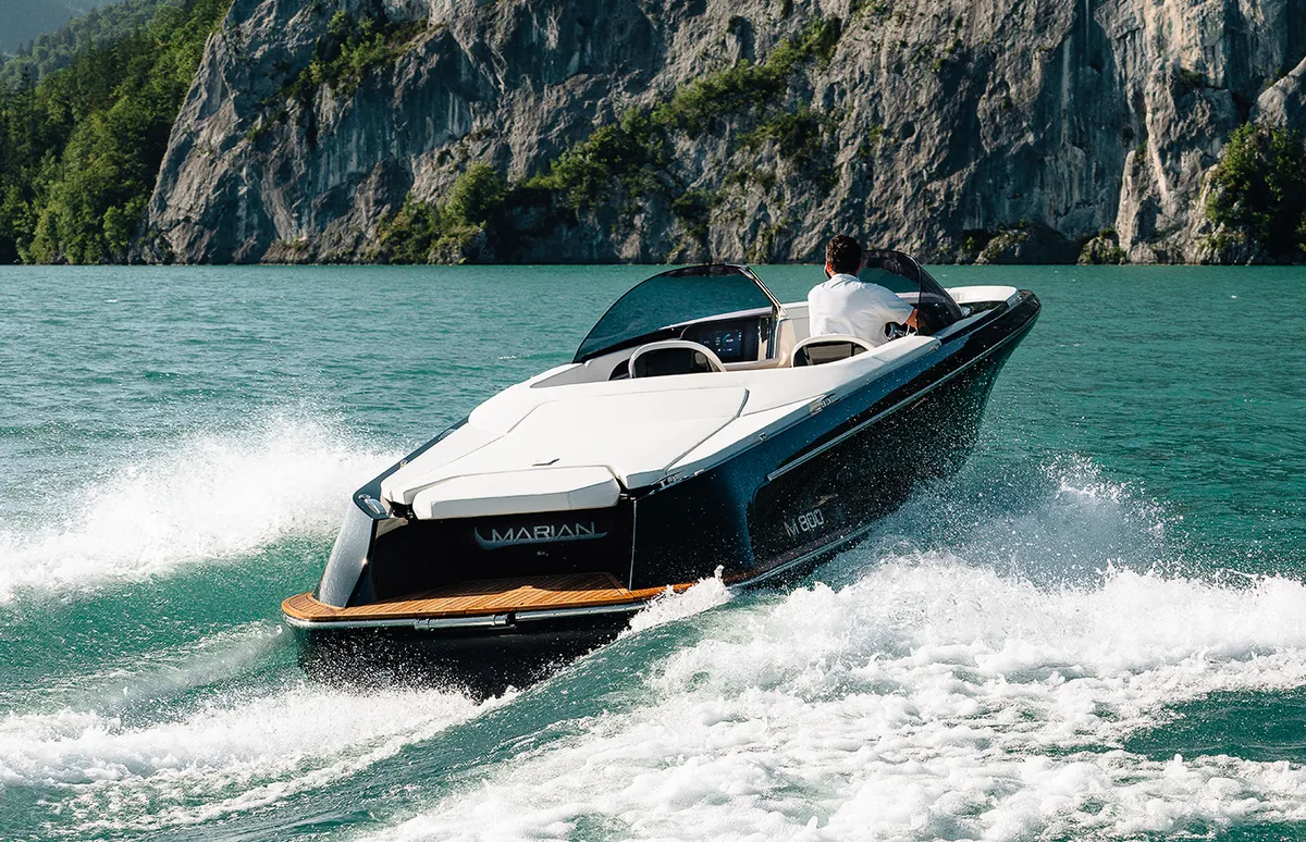 Marian M 800 Spyder: Bowrider sailing along a rocky coastline