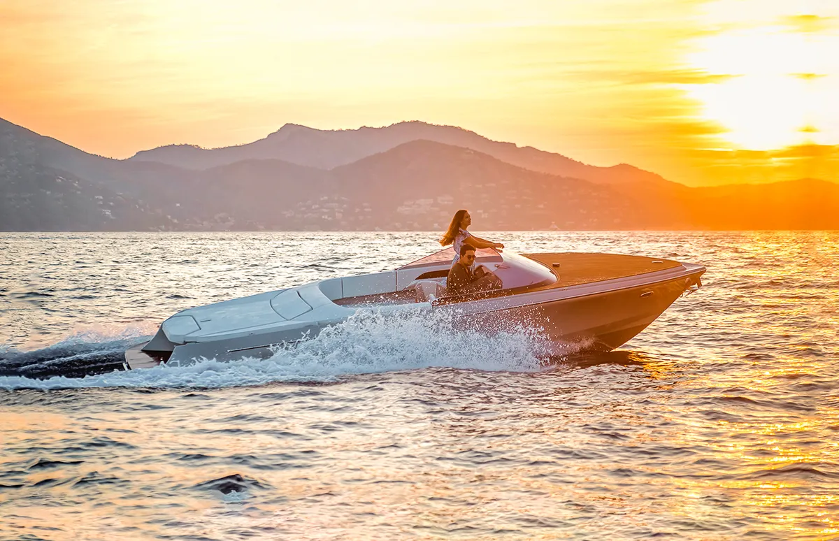 Marian M 800: A sports boat sailing at sunset