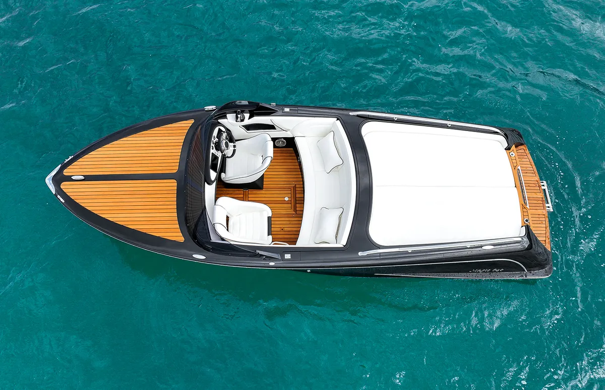 Marian Magic 640: Speedboat photographed from above