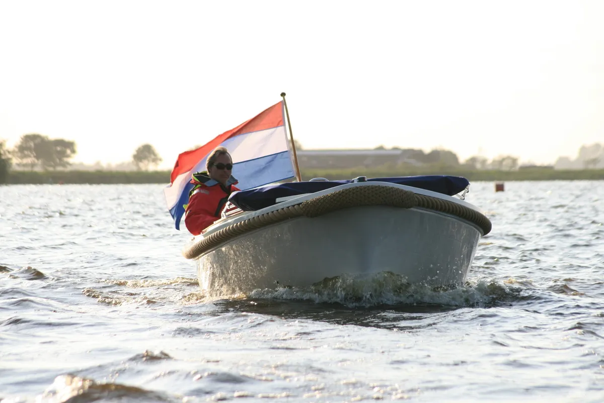 Maril 570: Ein unter niederländischer Flagge fahrendes Boot