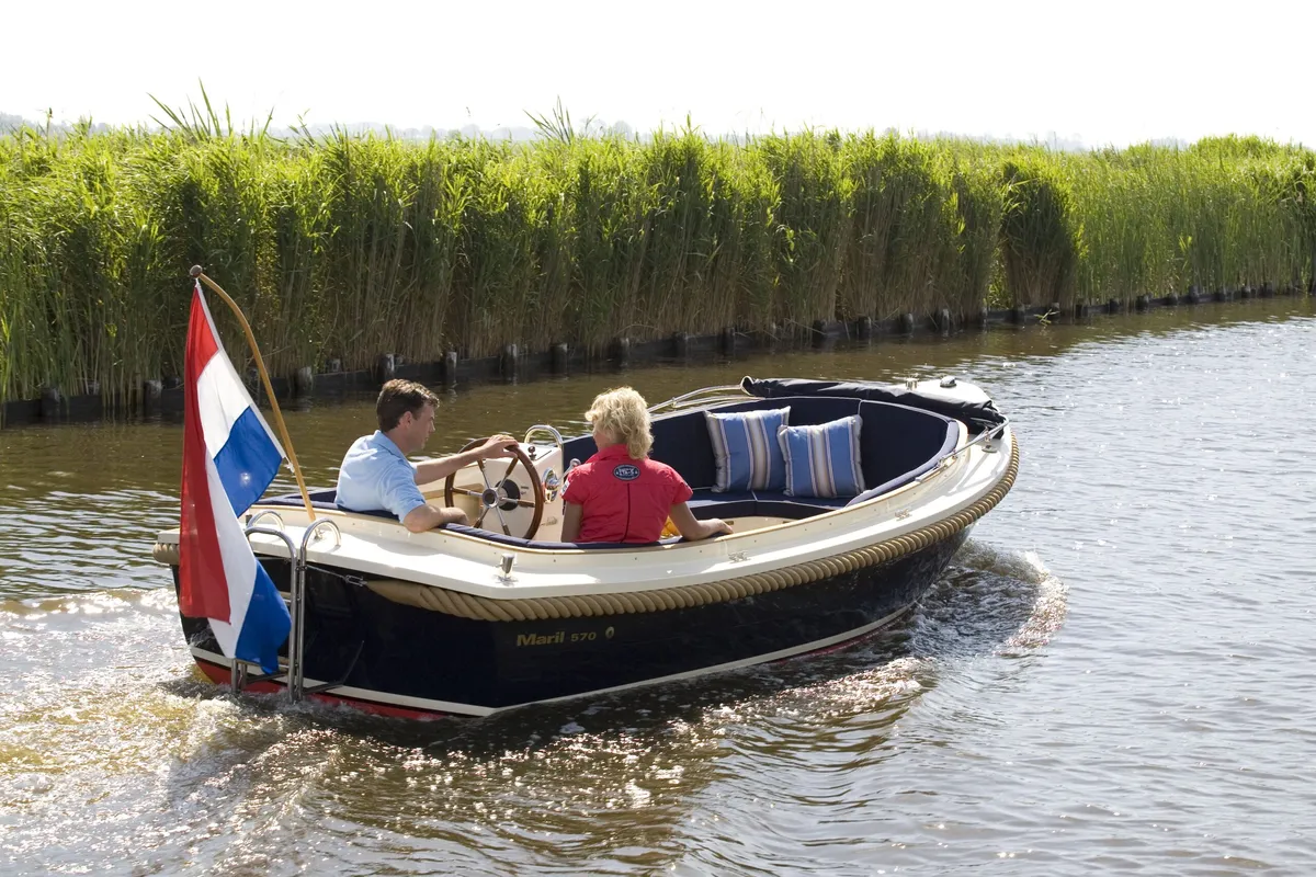 Maril 570: Sloop cruising through reed beds