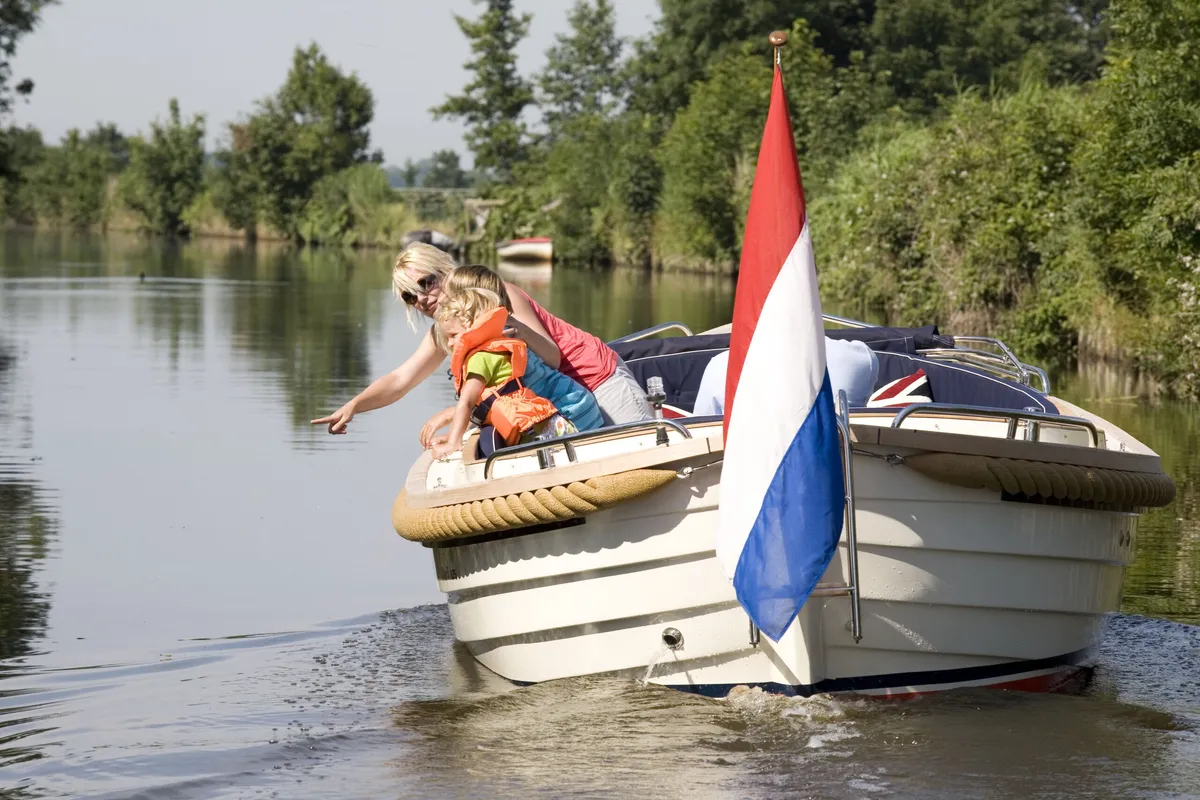 Maril 625: Bootsfahrt auf einem Fluss mit der Familie