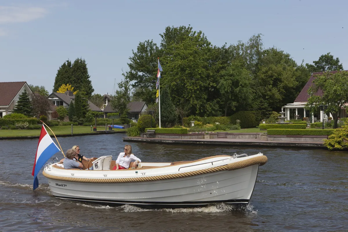 Maril 725: Sloop cruising on a canal