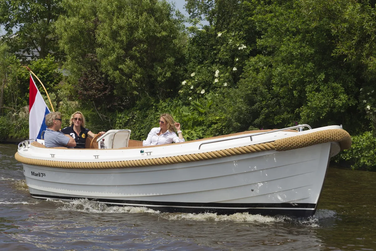 Maril 725: Eine Sloop auf dem Wasser