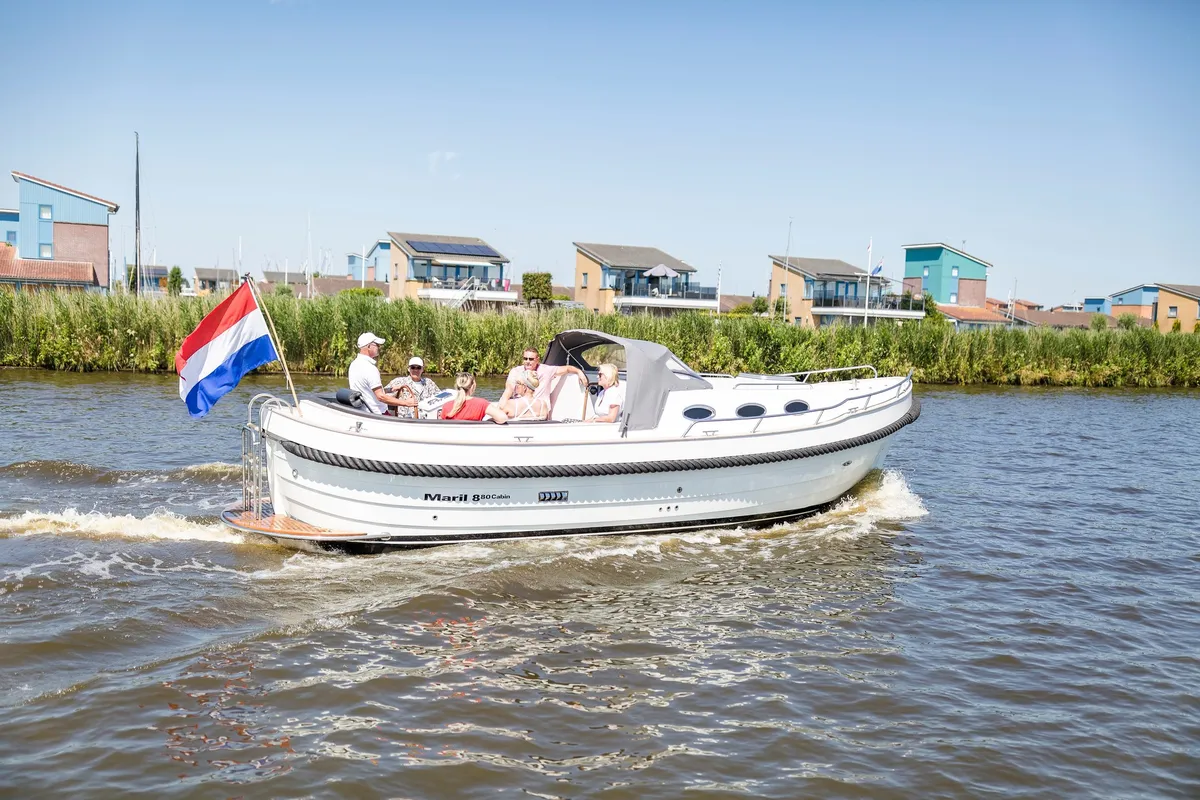 Maril 880 Cabin: Boat cruising with passengers on board