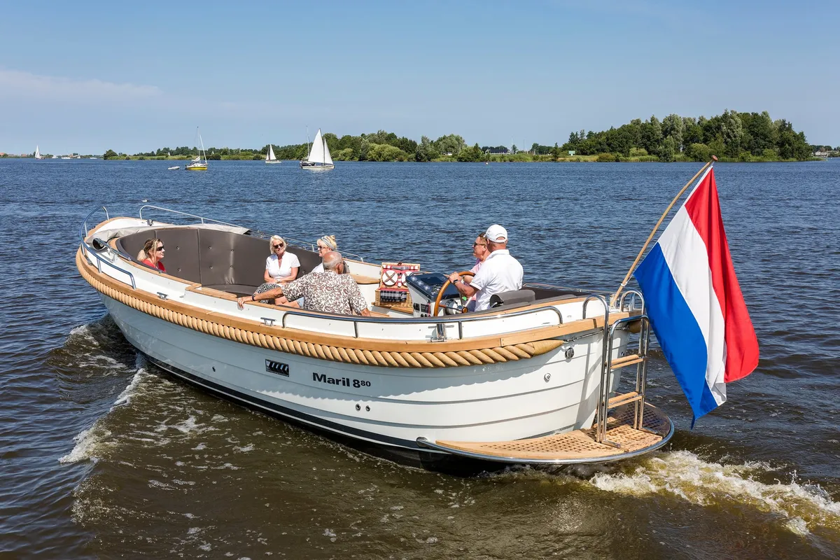 Maril 880: Sloop cruising with passengers