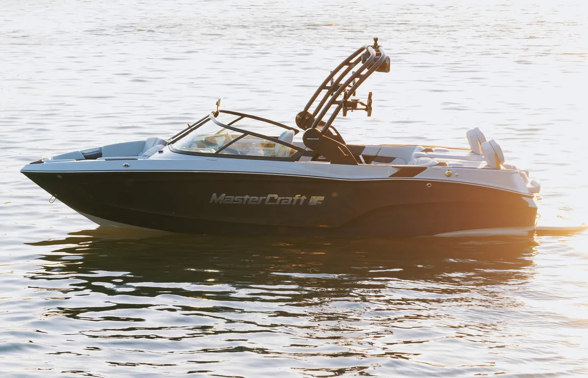 MasterCraft XT22T: Un bateau sur l'eau, dans la lumière du soir