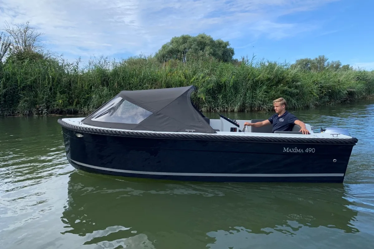 Maxima 490: Boat cruising on a river