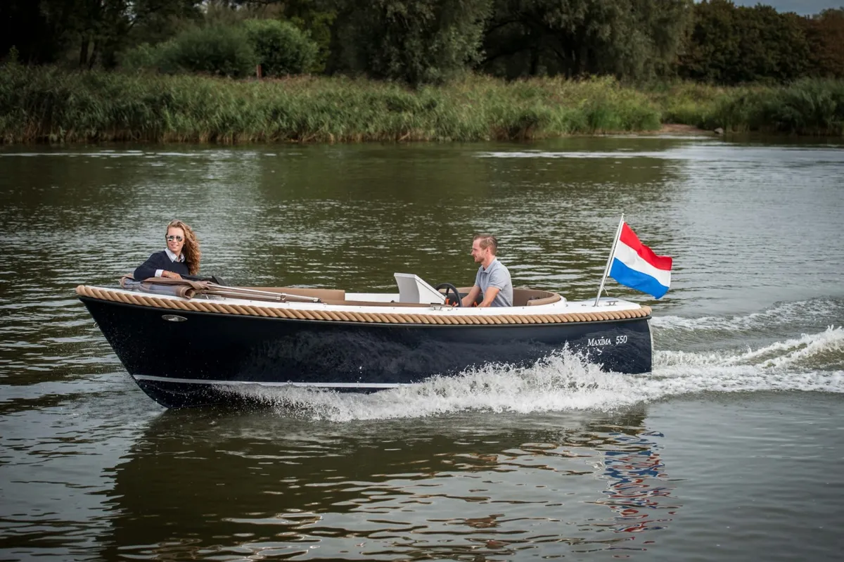 Maxima 550 Elektrisch: Bootsfahrt auf einem Fluss