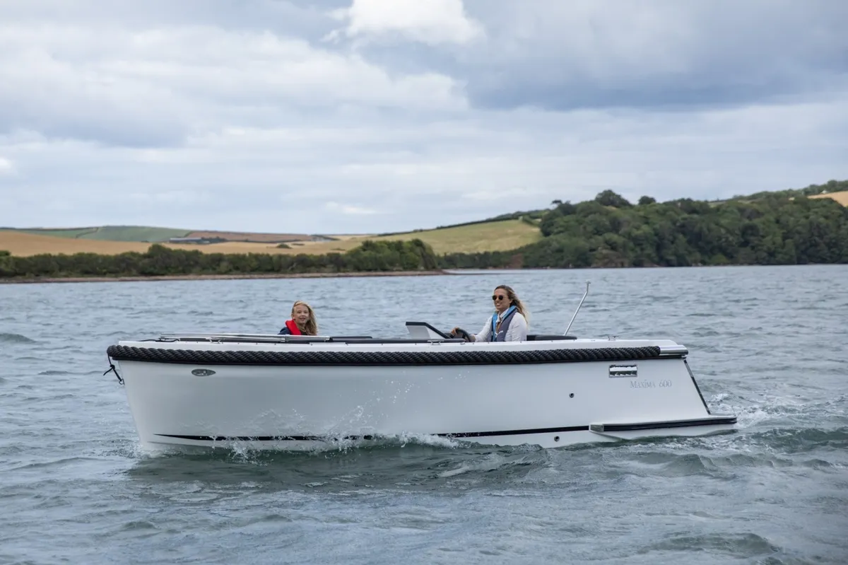 Maxima 600 Elektrisch: Boat cruising on water