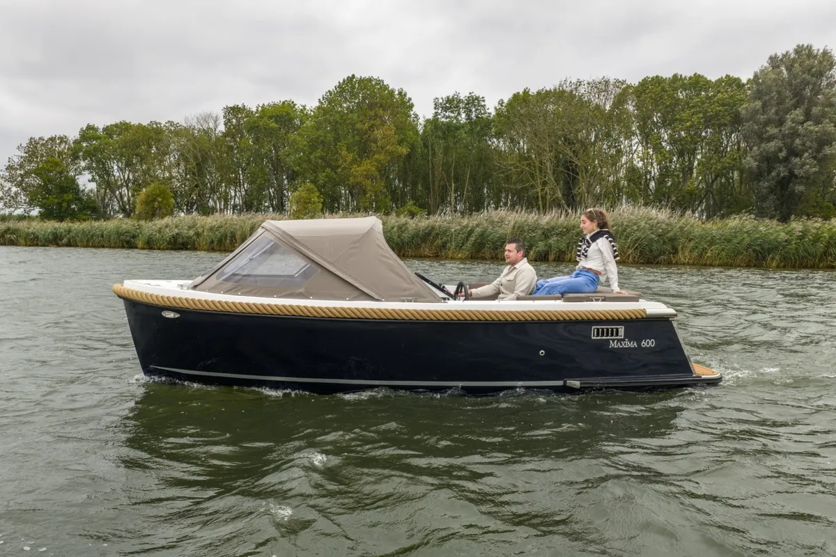 Maxima 600: Boat cruising on water