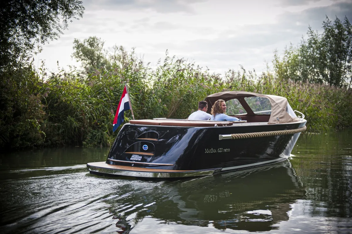 Maxima 620 Retro MC Elektrisch: Bootsfahrt auf einem Fluss