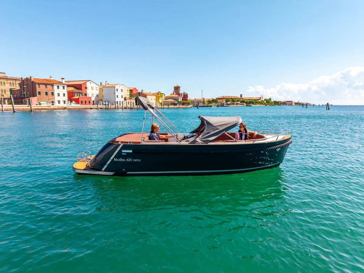 Maxima 620 Retro MC: Boat cruising near the harbour