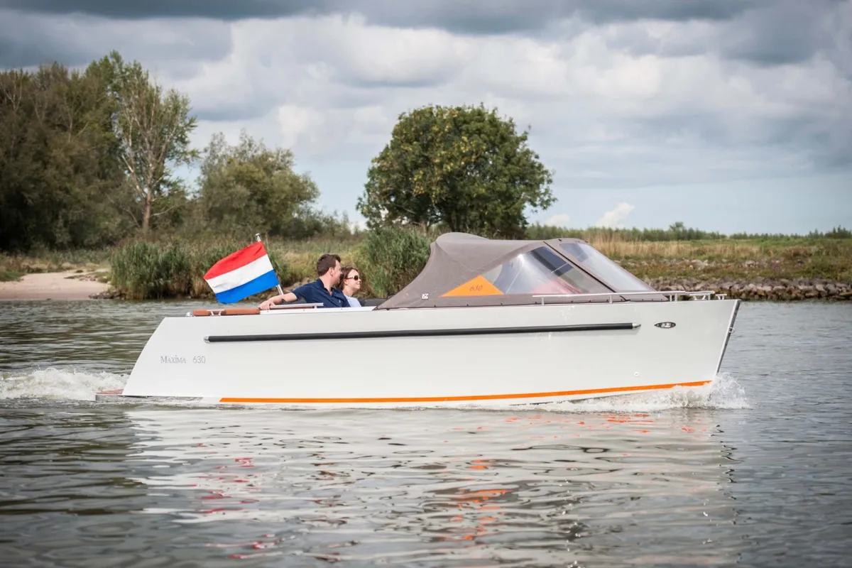 Maxima 630 Elektrisch: Boat cruising on water