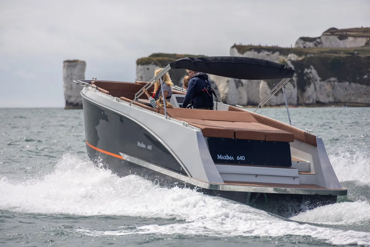 Maxima 640: Bootsfahrt auf dem Meer in der Nähe von Klippen