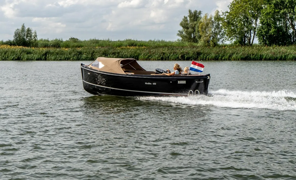 Maxima 650 Flying Lounge: Boat cruising on water