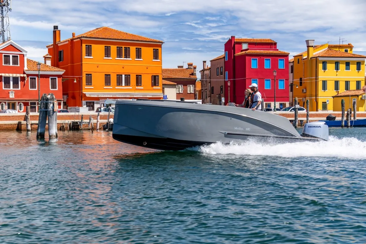 Maxima 680 Sport Lounge: Speedboat travelling through a canal
