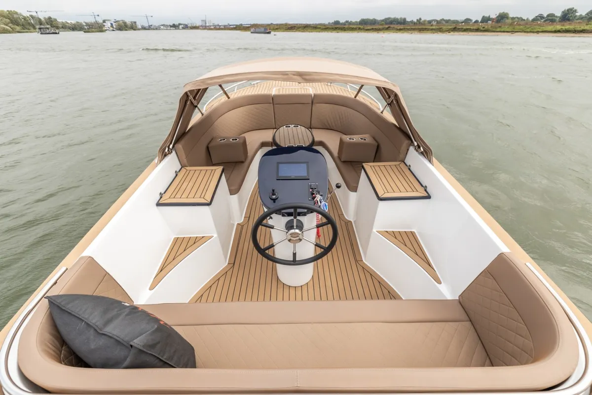 Maxima 720 Retro Elektrisch: Cockpit with helm and seating areas