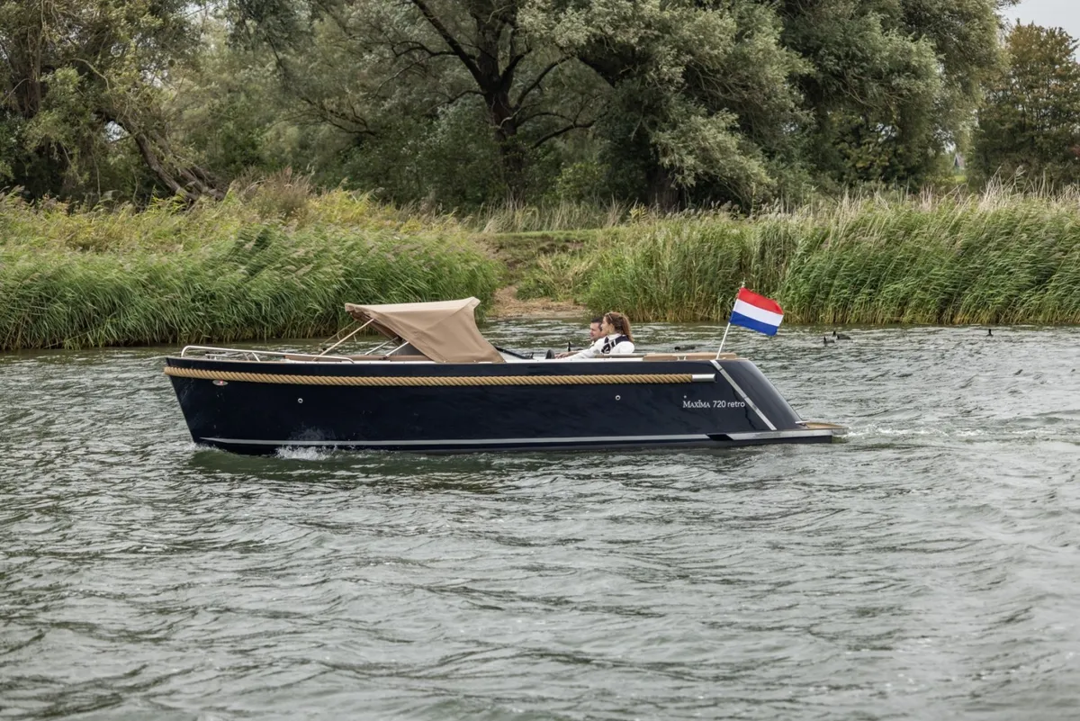 Maxima 720 Retro: Bootsfahrt auf einem Fluss