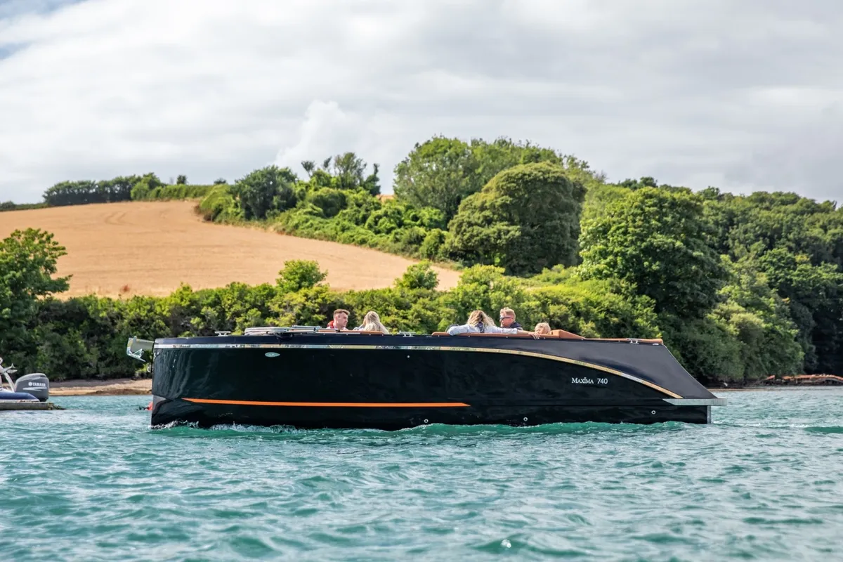 Maxima 740: Ein schwarzes Boot gleitet über das Wasser