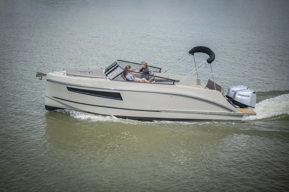 Maxima 800 Cabin: Boat cruising on water