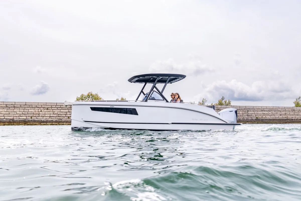 Maxima 800 Sport: Boat cruising alongside a quay wall