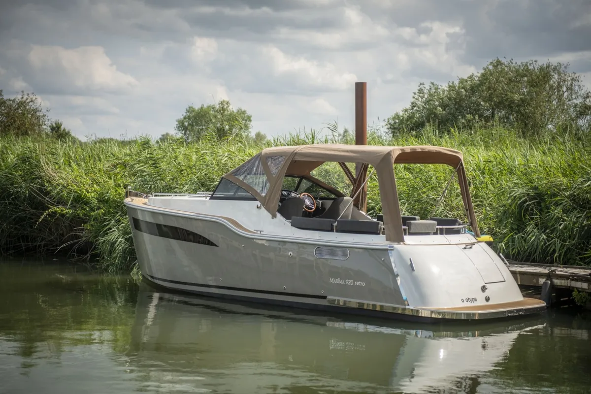 Maxima 920 Cabin: Boat moored by the reeds