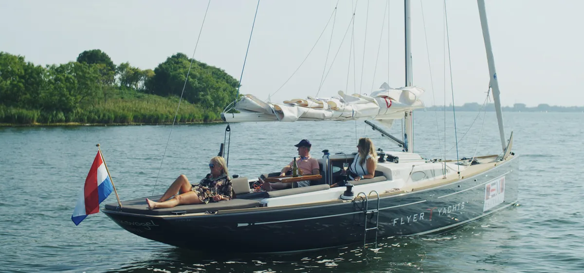 Menken Maritiem Flyer33: Sailing boat with people on board