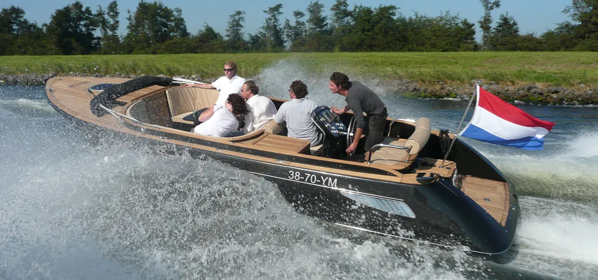 Menken Maritiem Hudson26: Speedboat cruising with passengers