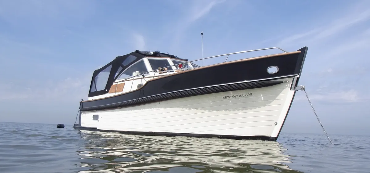 Menken Maritiem Newport Bass: Boat moored in the water