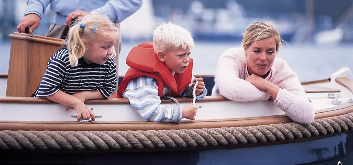 Menken Maritiem Piet Hein sloep: Eine Familie auf dem Deck eines Bootes